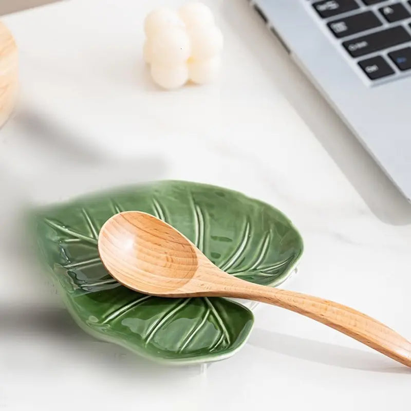 Ceramic spoon holder, leaf-shaped, cutlery rack, kitchen and dining table decoration, dishwasher safe.